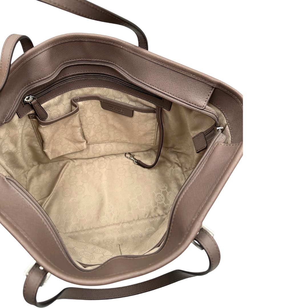 Interno di una Borsa Michael Kors in pelle saffiano tortora rifinita con parti metalliche argentate, munita di doppi manici, da portare a spalla. Originale, usata, di lusso, in ottime condizioni