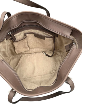 Interno di una Borsa Michael Kors in pelle saffiano tortora rifinita con parti metalliche argentate, munita di doppi manici, da portare a spalla. Originale, usata, di lusso, in ottime condizioni