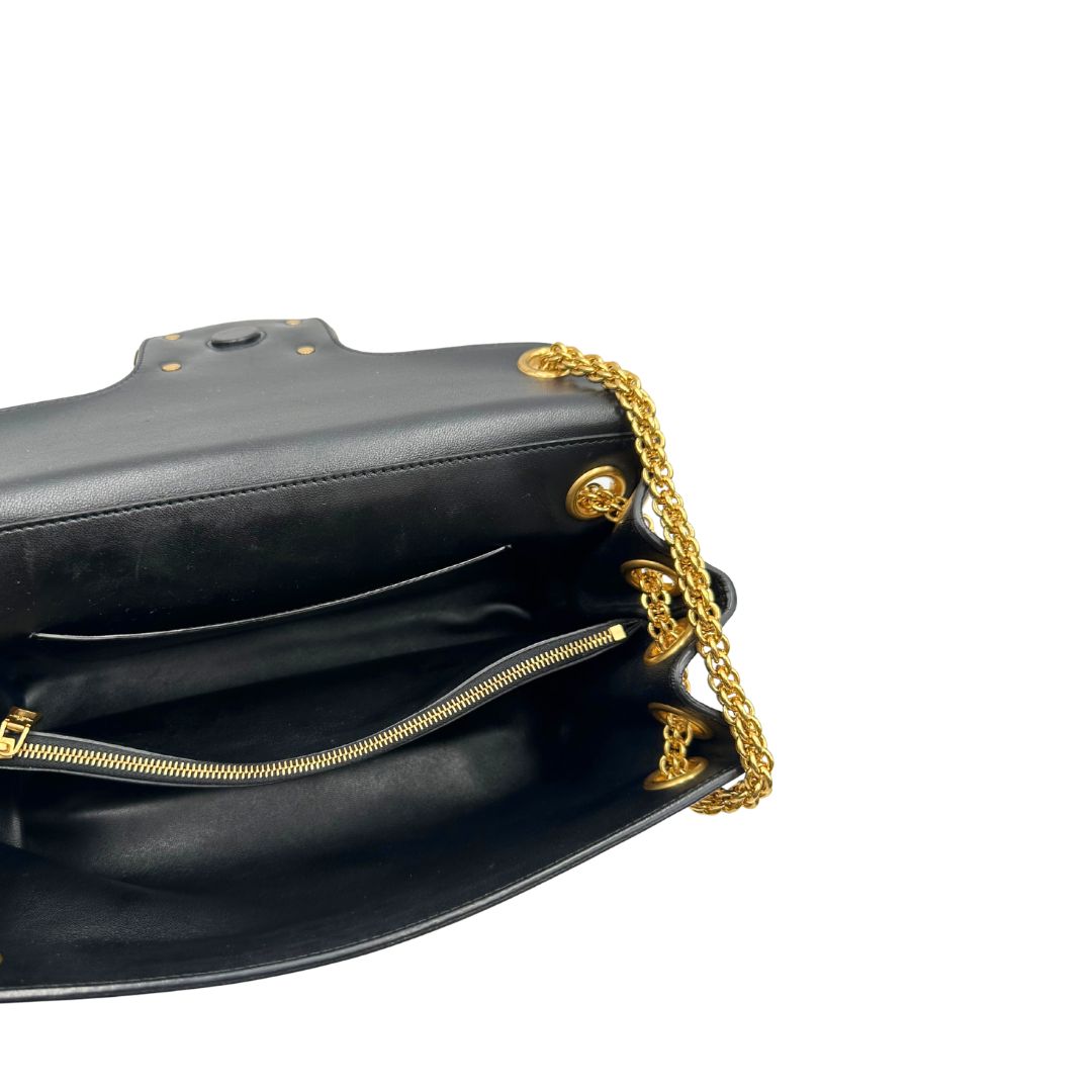 Interno di una Borsa Stud Sign Valentino Garavani in pelle nera con parti metalliche dorate e tracolla in catena scorrevole con borchie piramidali dorate sullo spallaccio. Completa di dustbag e cartellino. Originale, usata, di lusso, in ottime condizioni