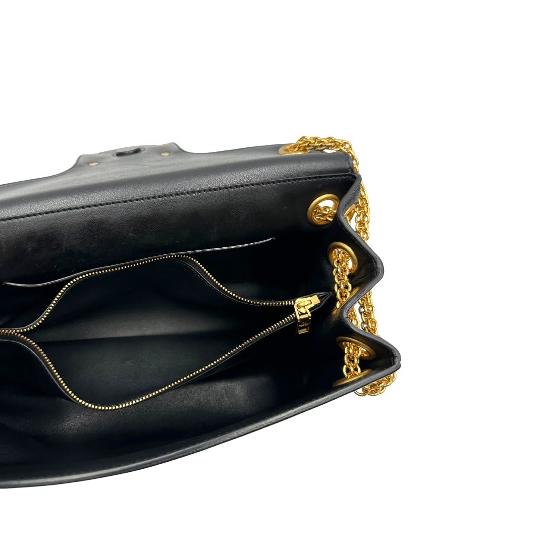 Interno di una Borsa Stud Sign Valentino Garavani in pelle nera con parti metalliche dorate e tracolla in catena scorrevole con borchie piramidali dorate sullo spallaccio. Completa di dustbag e cartellino. Originale, usata, di lusso, in ottime condizioni