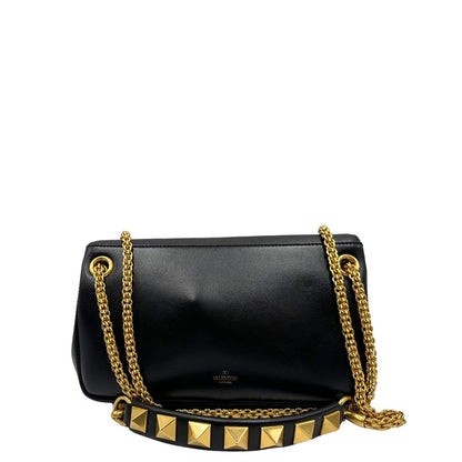 Retro di una Borsa Stud Sign Valentino Garavani in pelle nera con parti metalliche dorate e tracolla in catena scorrevole con borchie piramidali dorate sullo spallaccio. Completa di dustbag e cartellino. Originale, usata, di lusso, in ottime condizioni