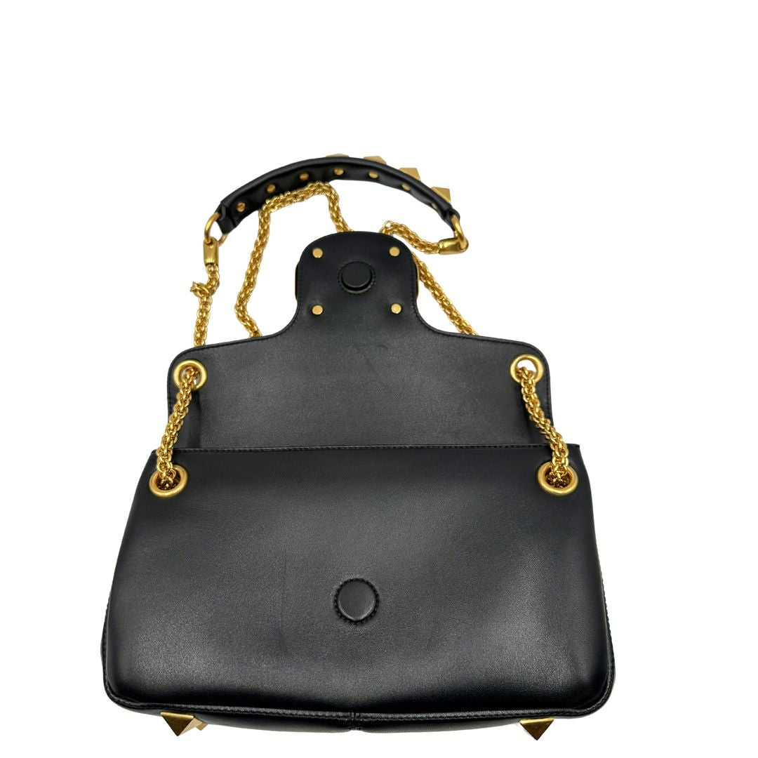 Interno di una Borsa Stud Sign Valentino Garavani in pelle nera con parti metalliche dorate e tracolla in catena scorrevole con borchie piramidali dorate sullo spallaccio. Completa di dustbag e cartellino. Originale, usata, di lusso, in ottime condizioni