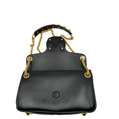 Interno di una Borsa Stud Sign Valentino Garavani in pelle nera con parti metalliche dorate e tracolla in catena scorrevole con borchie piramidali dorate sullo spallaccio. Completa di dustbag e cartellino. Originale, usata, di lusso, in ottime condizioni