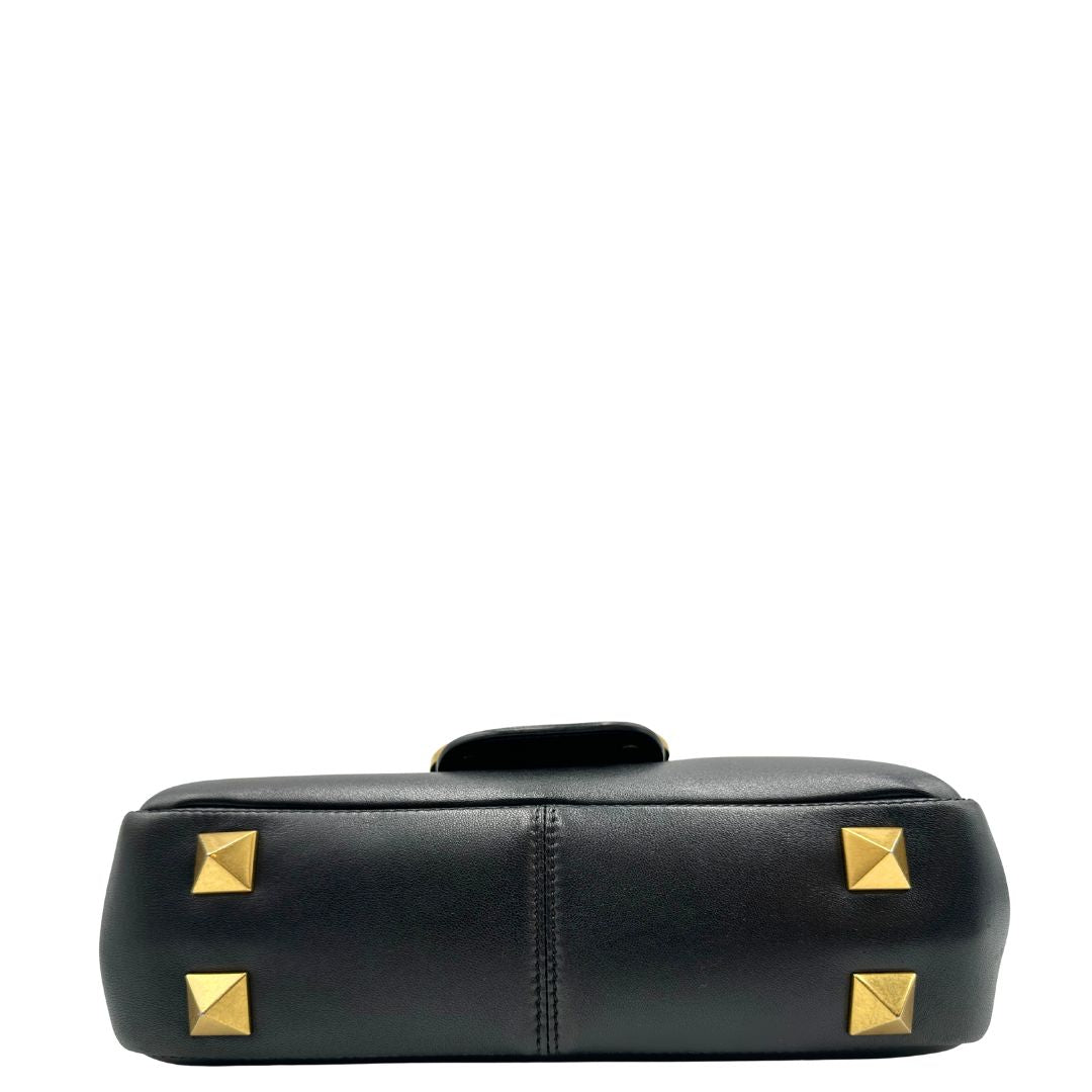 Base si una Borsa Stud Sign Valentino Garavani in pelle nera con parti metalliche dorate e tracolla in catena scorrevole con borchie piramidali dorate sullo spallaccio. Completa di dustbag e cartellino. Originale, usata, di lusso, in ottime condizioni