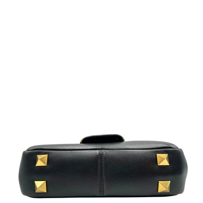 Base si una Borsa Stud Sign Valentino Garavani in pelle nera con parti metalliche dorate e tracolla in catena scorrevole con borchie piramidali dorate sullo spallaccio. Completa di dustbag e cartellino. Originale, usata, di lusso, in ottime condizioni