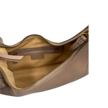 Interno di una Borsa Pinko in pelle rosa nude con parti metalliche in oro anticato, munita di un manico in catena amovibile. Originale, usata, di lusso, in ottime condizioni