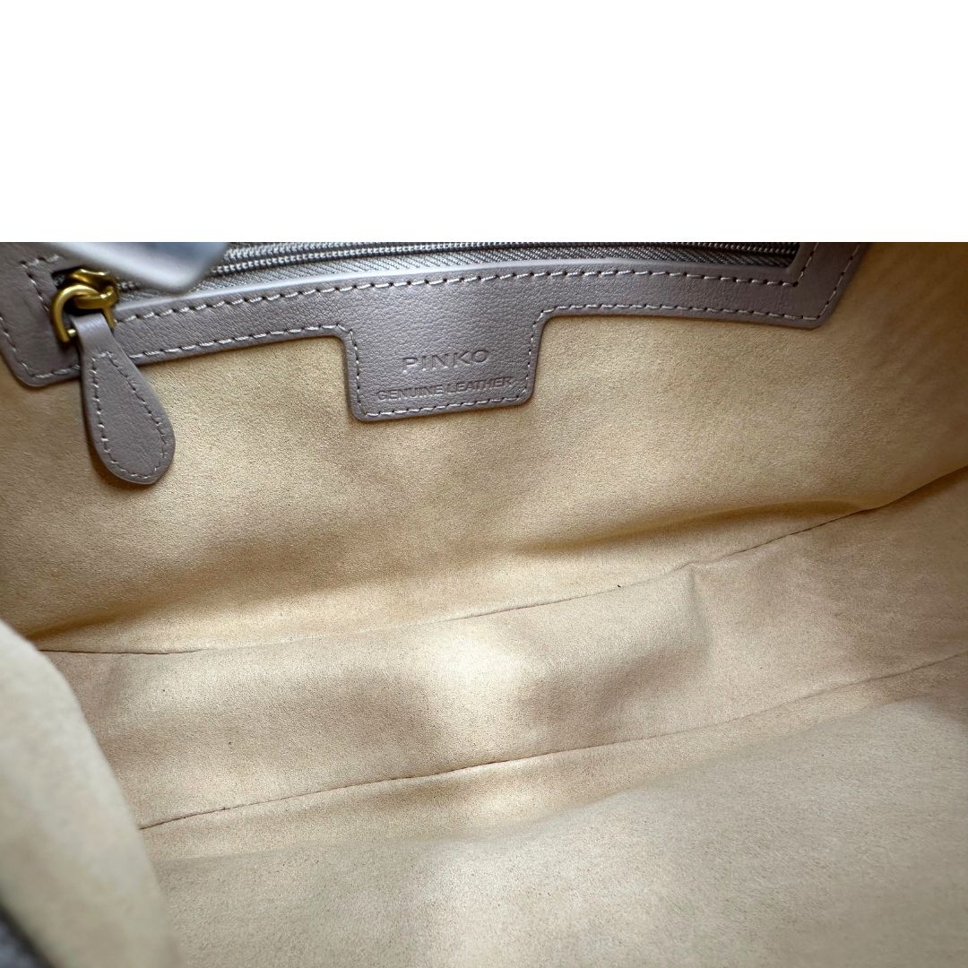 Borsa Pinko in pelle rosa nude con parti metalliche in oro anticato, munita di un manico in catena amovibile. Originale, usata, di lusso, in ottime condizioni