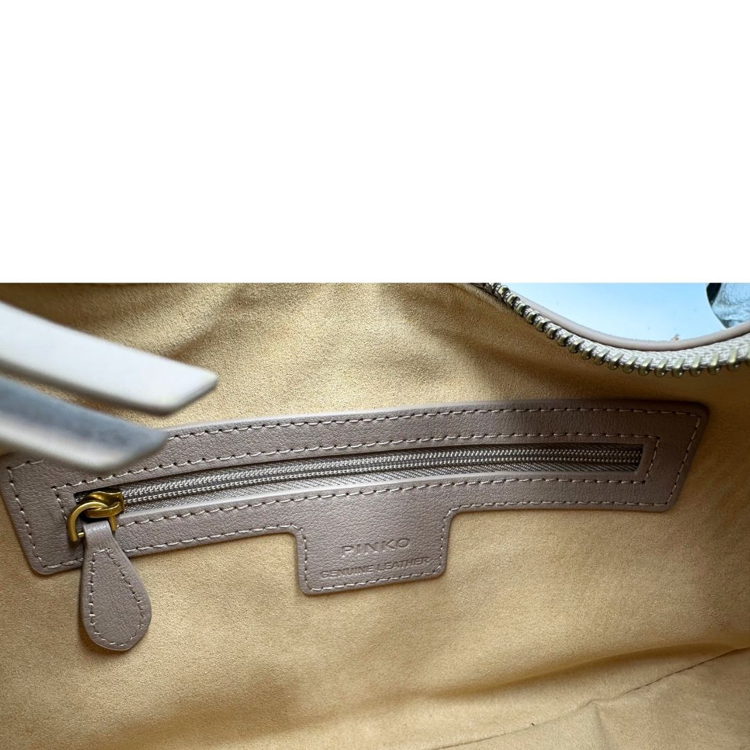 Tasca di una Borsa Pinko in pelle rosa nude con parti metalliche in oro anticato, munita di un manico in catena amovibile. Originale, usata, di lusso, in ottime condizioni