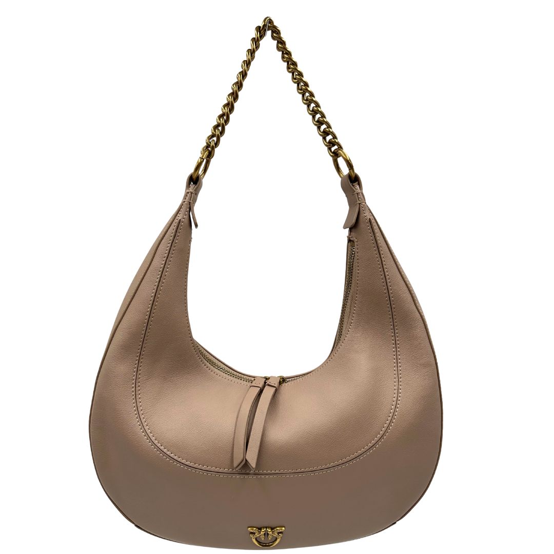 Front di una Borsa Pinko in pelle rosa nude con parti metalliche in oro anticato, munita di un manico in catena amovibile. Originale, usata, di lusso, in ottime condizioni