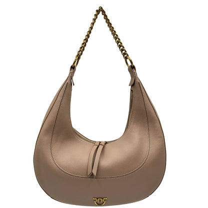 Front di una Borsa Pinko in pelle rosa nude con parti metalliche in oro anticato, munita di un manico in catena amovibile. Originale, usata, di lusso, in ottime condizioni