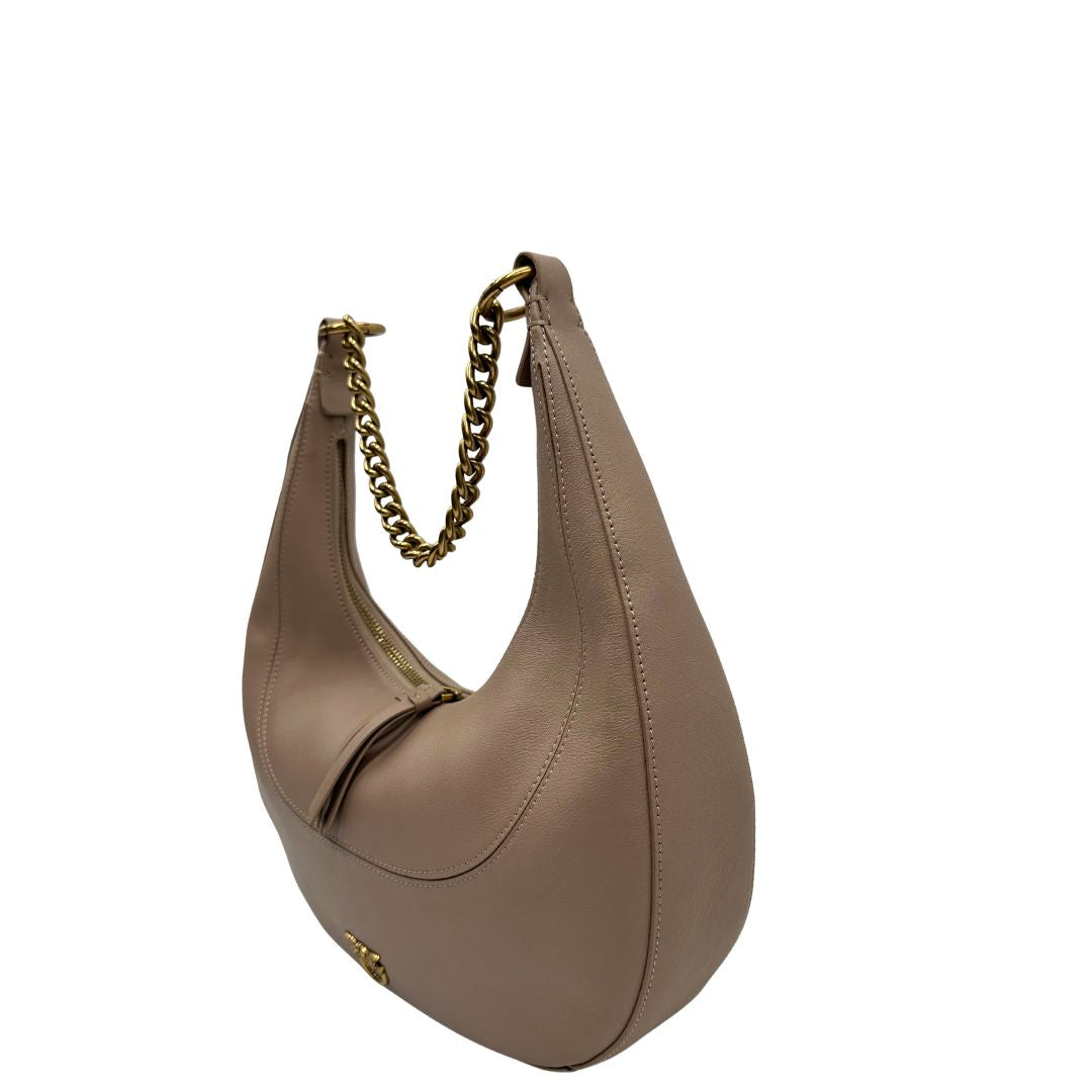 Lato sinistro di una Borsa Pinko in pelle rosa nude con parti metalliche in oro anticato, munita di un manico in catena amovibile. Originale, usata, di lusso, in ottime condizioni