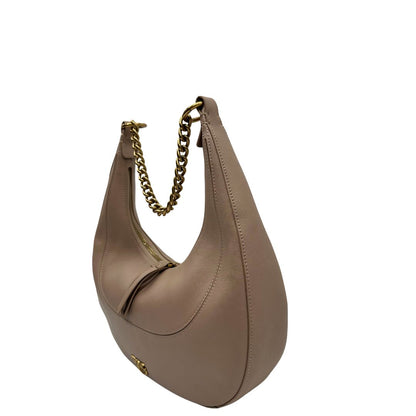 Lato sinistro di una Borsa Pinko in pelle rosa nude con parti metalliche in oro anticato, munita di un manico in catena amovibile. Originale, usata, di lusso, in ottime condizioni