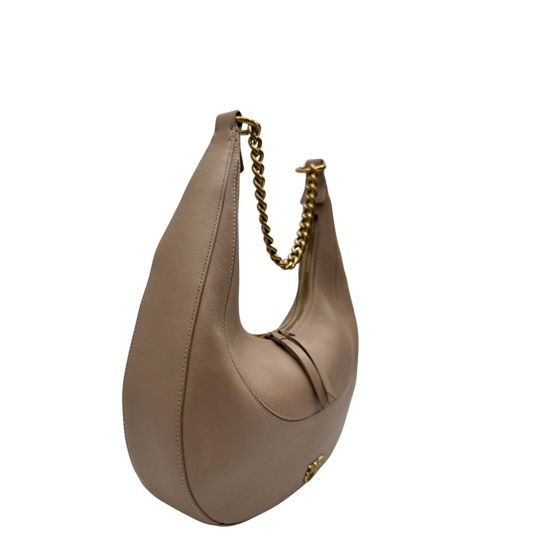 Lato destro di una Borsa Pinko in pelle rosa nude con parti metalliche in oro anticato, munita di un manico in catena amovibile. Originale, usata, di lusso, in ottime condizioni