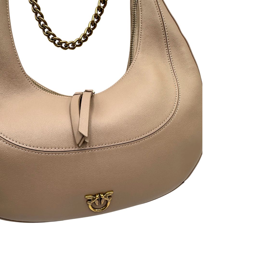 Borsa Pinko in pelle rosa nude con parti metalliche in oro anticato, munita di un manico in catena amovibile. Originale, usata, di lusso, in ottime condizioni