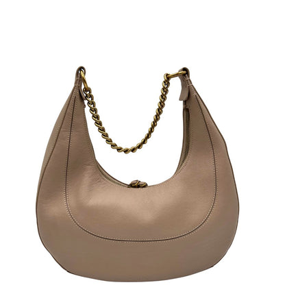 Retro di una Borsa Pinko in pelle rosa nude con parti metalliche in oro anticato, munita di un manico in catena amovibile. Originale, usata, di lusso, in ottime condizioni