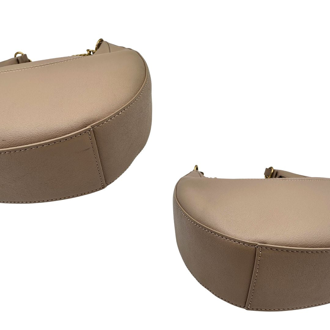 Base di una Borsa Pinko in pelle rosa nude con parti metalliche in oro anticato, munita di un manico in catena amovibile. Originale, usata, di lusso, in ottime condizioni