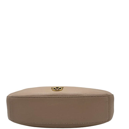 Base di una Borsa Pinko in pelle rosa nude con parti metalliche in oro anticato, munita di un manico in catena amovibile. Originale, usata, di lusso, in ottime condizioni