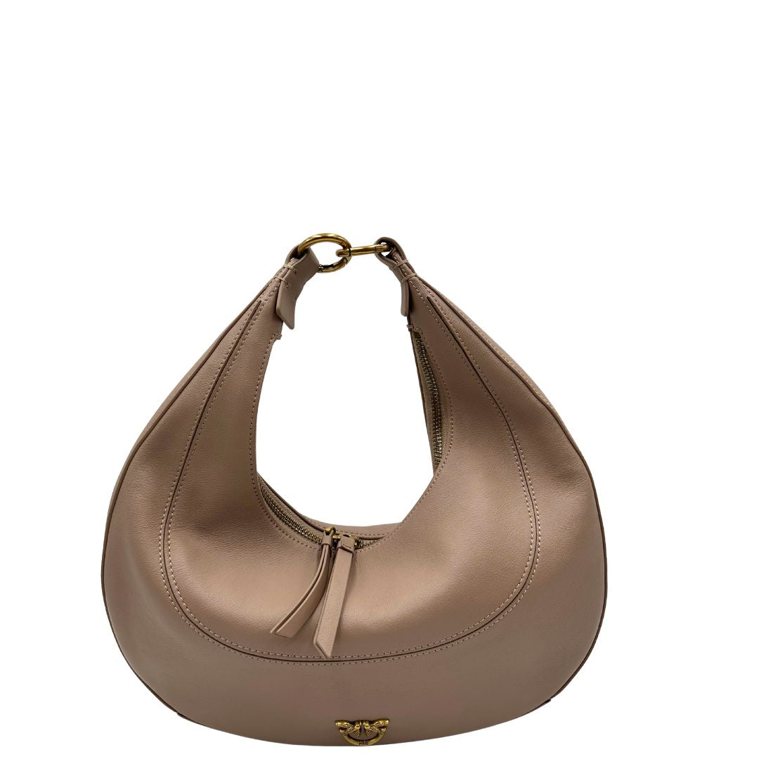 Front di una Borsa Pinko in pelle rosa nude con parti metalliche in oro anticato, munita di un manico in catena amovibile. Originale, usata, di lusso, in ottime condizioni