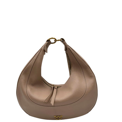 Front di una Borsa Pinko in pelle rosa nude con parti metalliche in oro anticato, munita di un manico in catena amovibile. Originale, usata, di lusso, in ottime condizioni