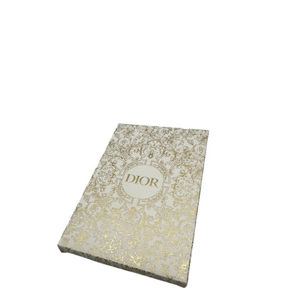 Agenda Dior con copertina rigida bianca con stampa raffinata Folreale dorata e logo ''Dior'' centrale. Originale, usata, di lusso, in condizioni eccellenti.