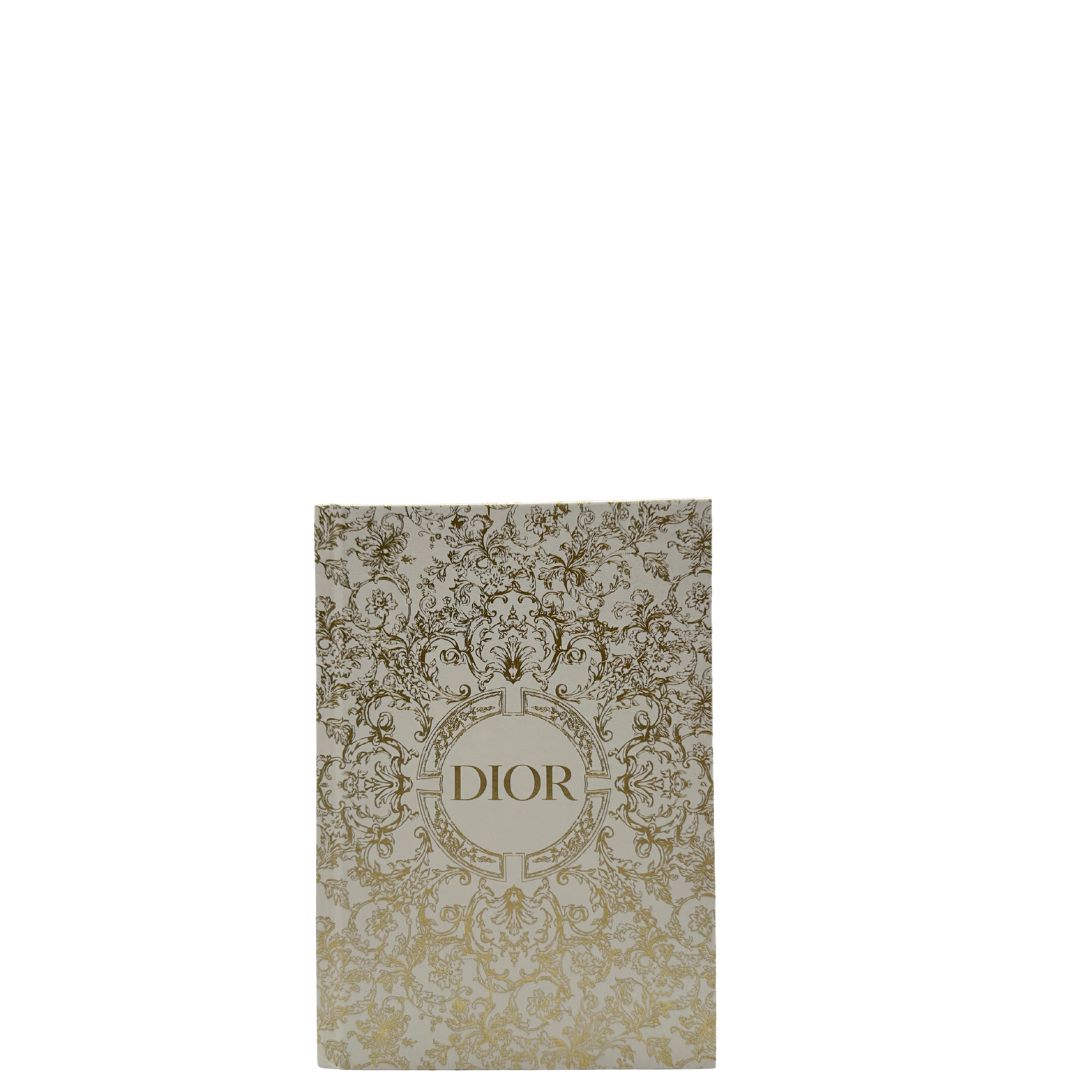 Agenda Dior con copertina rigida bianca con stampa raffinata Folreale dorata e logo ''Dior'' centrale. Originale, usata, di lusso, in condizioni eccellenti.