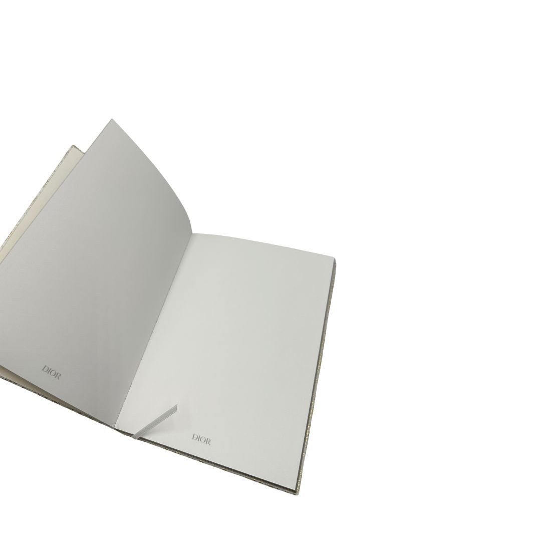 Agenda Dior con copertina rigida bianca con stampa raffinata Folreale dorata e logo ''Dior'' centrale. Originale, usata, di lusso, in condizioni eccellenti.