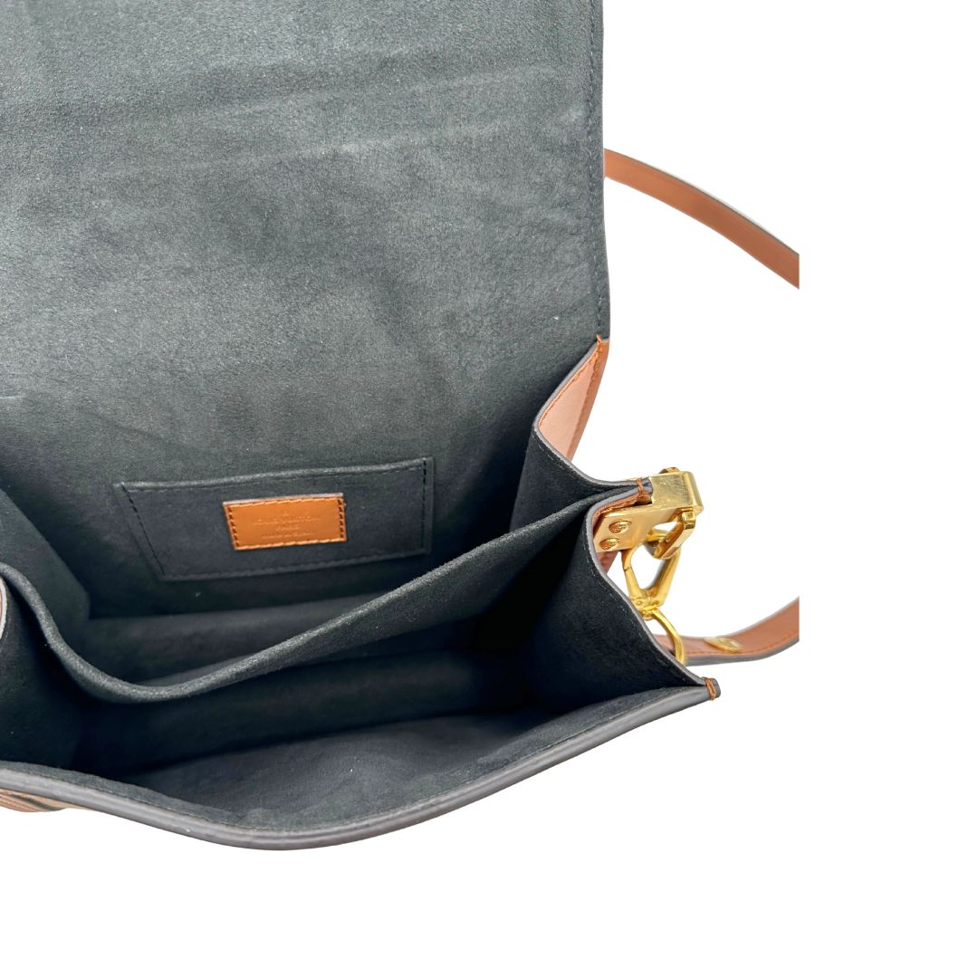 Interno di una Borsa Dauphine Mini Louis Vuitton in tela monogram, e monogram reverse bicolore con finiture in pelle cognac e parti metalliche dorate, munita di una tracolla in pelle allungabile e un manico in catena, amovibili. Originale, usata, di lusso, in ottime condizioni