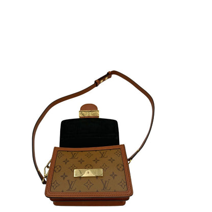 Interno di una Borsa Dauphine Mini Louis Vuitton in tela monogram, e monogram reverse bicolore con finiture in pelle cognac e parti metalliche dorate, munita di una tracolla in pelle allungabile e un manico in catena, amovibili. Originale, usata, di lusso, in ottime condizioni