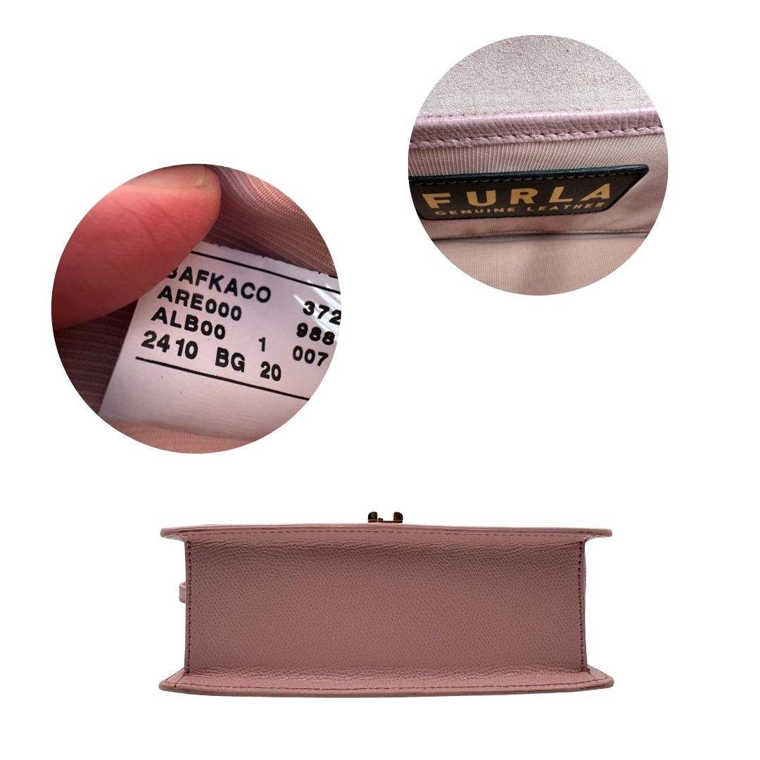 base  Borsa  in pelle martellata rosa con parti metalliche dorate; munita di una tracolla in catena scorrevole con spallaccio in pelle. Completa di dustbag, di lusso, originale, ottime condizioni.