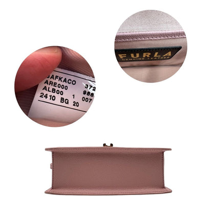 base  Borsa  in pelle martellata rosa con parti metalliche dorate; munita di una tracolla in catena scorrevole con spallaccio in pelle. Completa di dustbag, di lusso, originale, ottime condizioni.