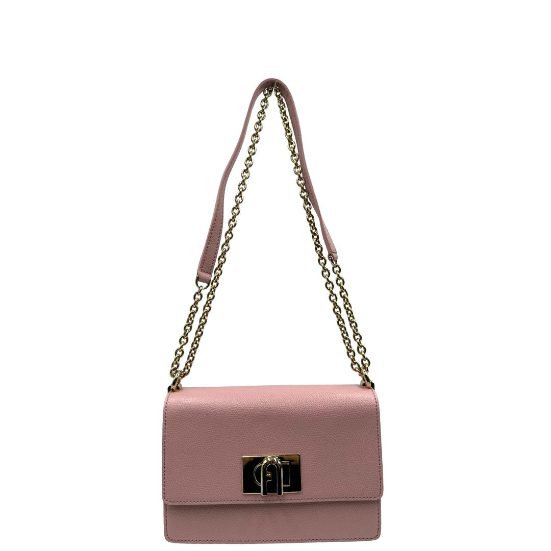 front  Borsa  in pelle martellata rosa con parti metalliche dorate; munita di una tracolla in catena scorrevole con spallaccio in pelle. Completa di dustbag, di lusso, originale, ottime condizioni. 