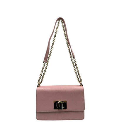 front  Borsa  in pelle martellata rosa con parti metalliche dorate; munita di una tracolla in catena scorrevole con spallaccio in pelle. Completa di dustbag, di lusso, originale, ottime condizioni. 