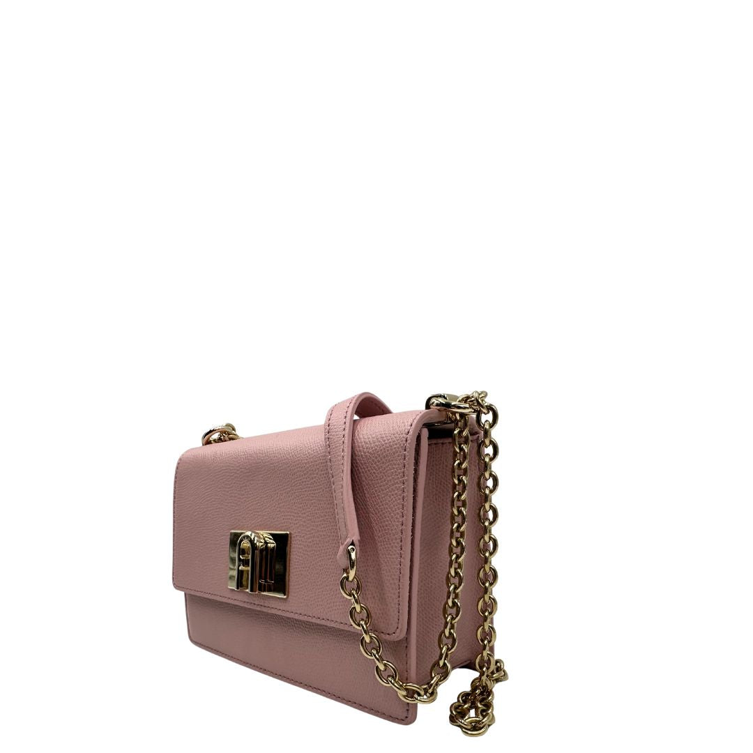 lato  Borsa  in pelle martellata rosa con parti metalliche dorate; munita di una tracolla in catena scorrevole con spallaccio in pelle. Completa di dustbag, di lusso, originale, ottime condizioni. 