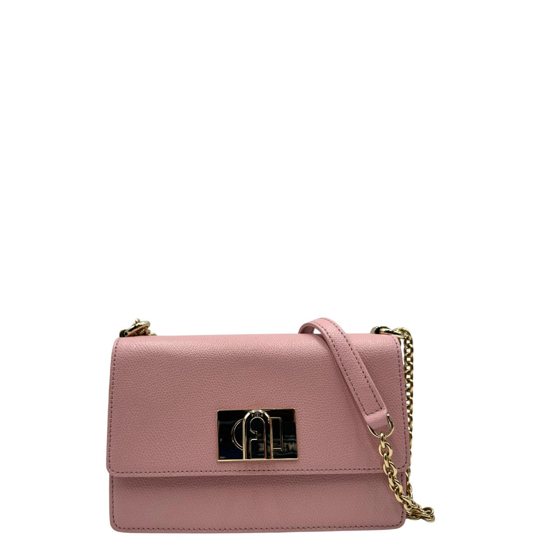 front  Borsa  in pelle martellata rosa con parti metalliche dorate; munita di una tracolla in catena scorrevole con spallaccio in pelle. Completa di dustbag, di lusso, originale, ottime condizioni. 