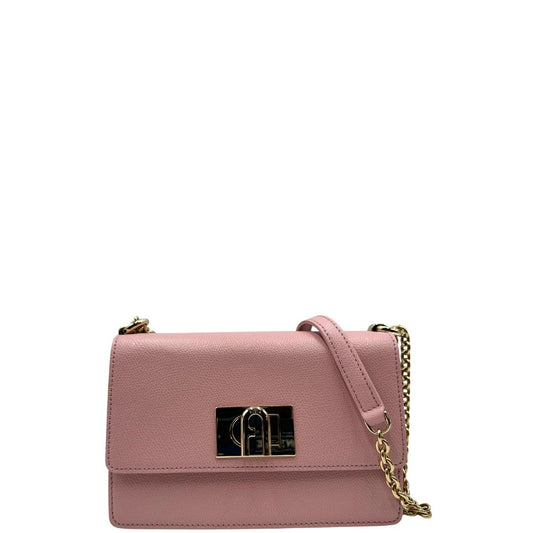 front  Borsa  in pelle martellata rosa con parti metalliche dorate; munita di una tracolla in catena scorrevole con spallaccio in pelle. Completa di dustbag, di lusso, originale, ottime condizioni. 