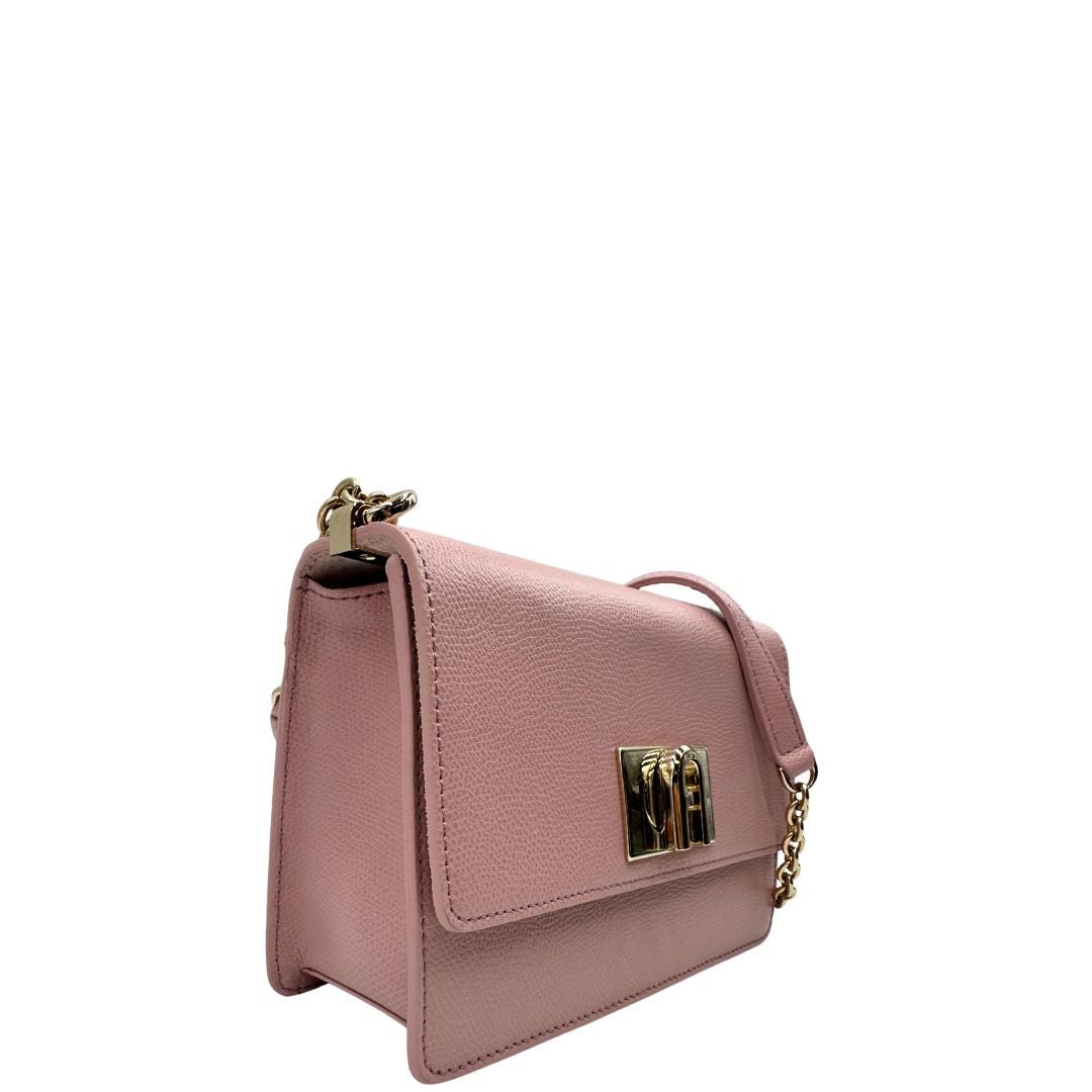 lato  Borsa  in pelle martellata rosa con parti metalliche dorate; munita di una tracolla in catena scorrevole con spallaccio in pelle. Completa di dustbag, di lusso, originale, ottime condizioni. 