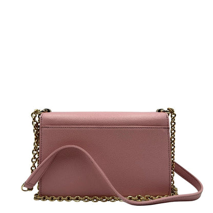 retro  Borsa  in pelle martellata rosa con parti metalliche dorate; munita di una tracolla in catena scorrevole con spallaccio in pelle. Completa di dustbag, di lusso, originale, ottime condizioni. 