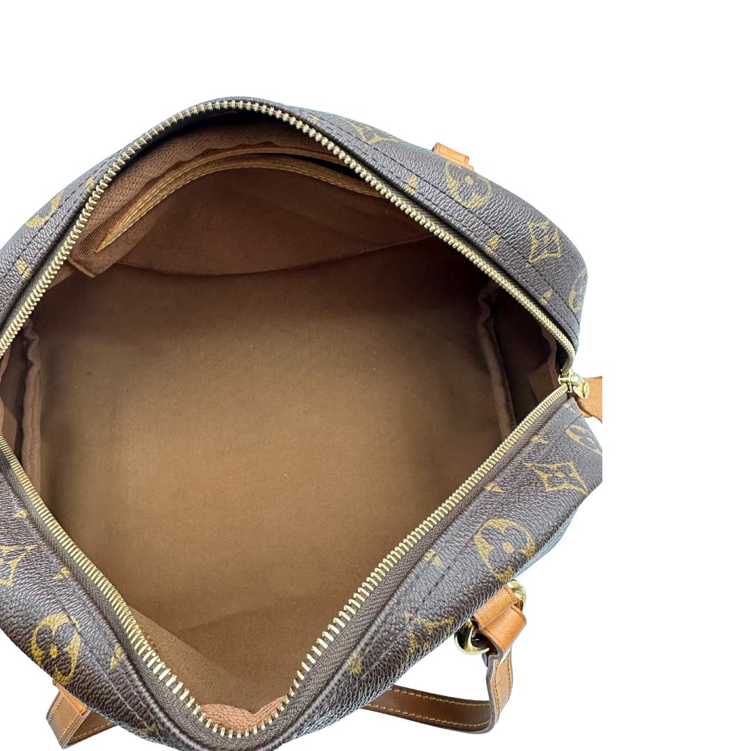 Interno di una Borsa Montorgueil Louis Vuitton in canvas marrone monogram con finiture in vacchetta naturale e parti metalliche dorate; da indossare a spalla. Originale, usata, di lusso, in ottime condizioni.