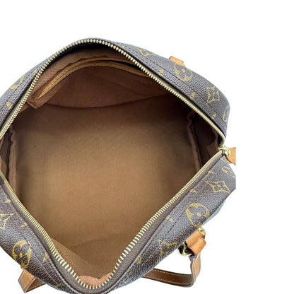 Interno di una Borsa Montorgueil Louis Vuitton in canvas marrone monogram con finiture in vacchetta naturale e parti metalliche dorate; da indossare a spalla. Originale, usata, di lusso, in ottime condizioni.