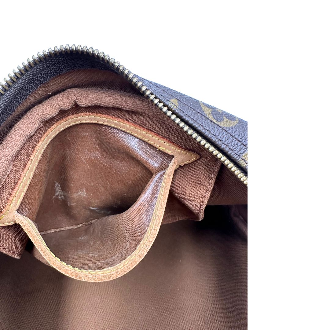 Tasca di una Borsa Montorgueil Louis Vuitton in canvas marrone monogram con finiture in vacchetta naturale e parti metalliche dorate; da indossare a spalla. Originale, usata, di lusso, in ottime condizioni.