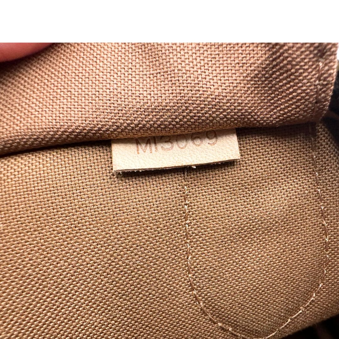 Codice di una Borsa Montorgueil Louis Vuitton in canvas marrone monogram con finiture in vacchetta naturale e parti metalliche dorate; da indossare a spalla. Originale, usata, di lusso, in ottime condizioni.