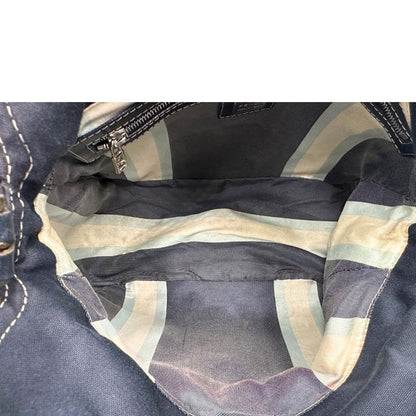 Interno di una borsa Fendi realizzata in tessuto blu navy con cuciture bianche a contrasto, manico leggermente regolabile e con parti metalliche argentate. Iconico logo effetto marble sulla chiusura della patta. Indossabile a spalla.