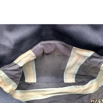 Interno di una borsa Fendi realizzata in tessuto blu navy con cuciture bianche a contrasto, manico leggermente regolabile e con parti metalliche argentate. Iconico logo effetto marble sulla chiusura della patta. Indossabile a spalla.