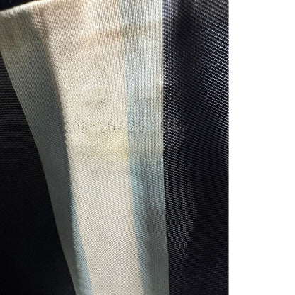 Codice di una borsa Fendi realizzata in tessuto blu navy con cuciture bianche a contrasto, manico leggermente regolabile e con parti metalliche argentate. Iconico logo effetto marble sulla chiusura della patta. Indossabile a spalla.