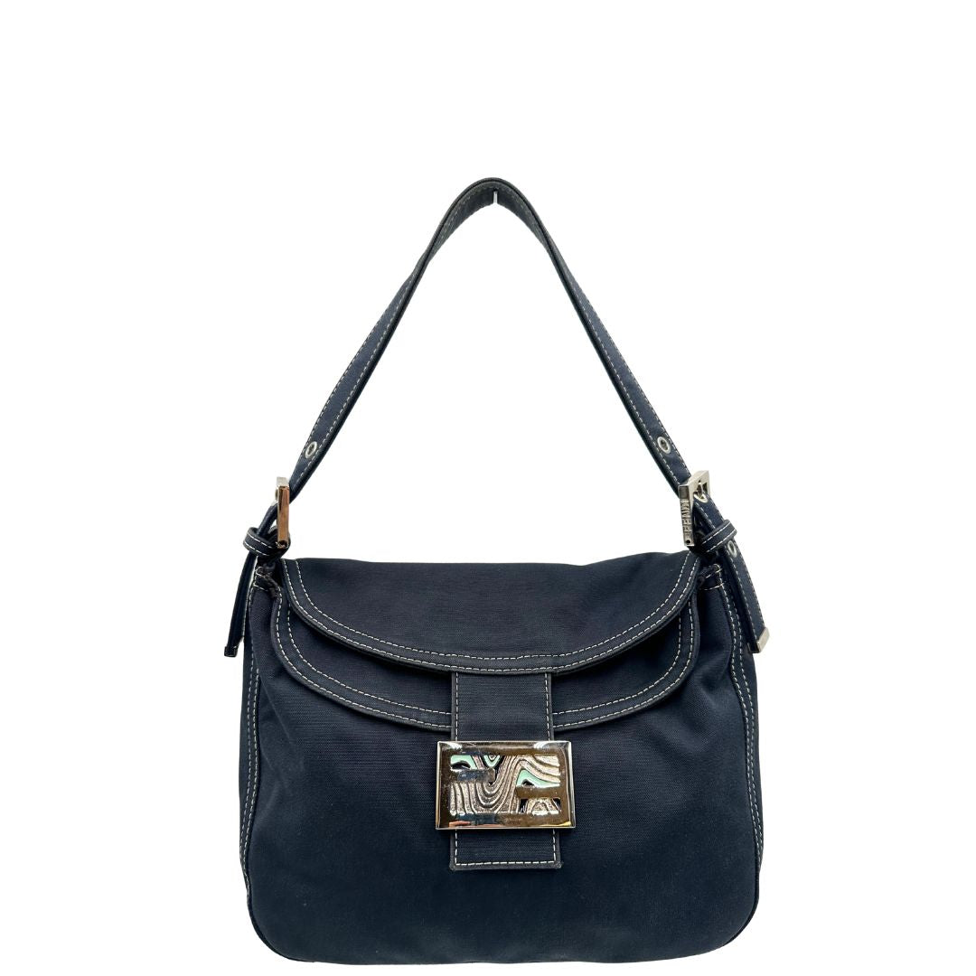 Front di una borsa Fendi realizzata in tessuto blu navy con cuciture bianche a contrasto, manico leggermente regolabile e con parti metalliche argentate. Iconico logo effetto marble sulla chiusura della patta. Indossabile a spalla.