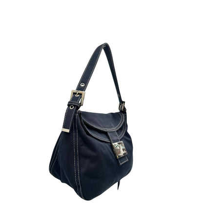 Laterale sinistro di una borsa Fendi realizzata in tessuto blu navy con cuciture bianche a contrasto, manico leggermente regolabile e con parti metalliche argentate. Iconico logo effetto marble sulla chiusura della patta. Indossabile a spalla.