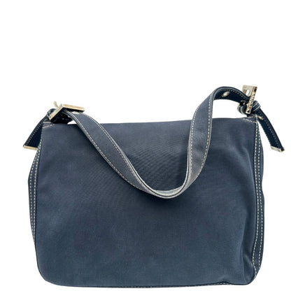 Retro di una borsa Fendi realizzata in tessuto blu navy con cuciture bianche a contrasto, manico leggermente regolabile e con parti metalliche argentate. Iconico logo effetto marble sulla chiusura della patta. Indossabile a spalla.
