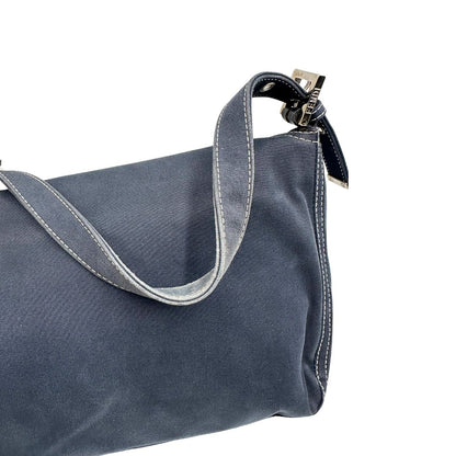 Difetto manico di una borsa Fendi realizzata in tessuto blu navy con cuciture bianche a contrasto, manico leggermente regolabile e con parti metalliche argentate. Iconico logo effetto marble sulla chiusura della patta. Indossabile a spalla.