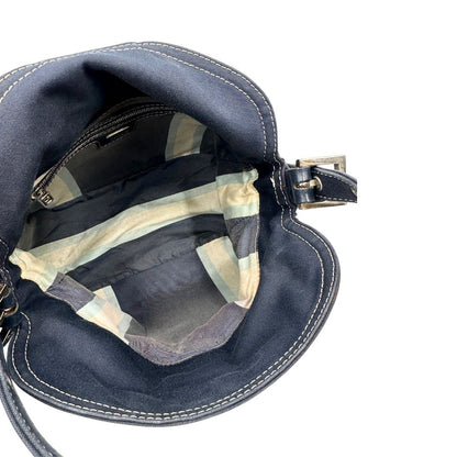 Interno di una borsa Fendi realizzata in tessuto blu navy con cuciture bianche a contrasto, manico leggermente regolabile e con parti metalliche argentate. Iconico logo effetto marble sulla chiusura della patta. Indossabile a spalla.
