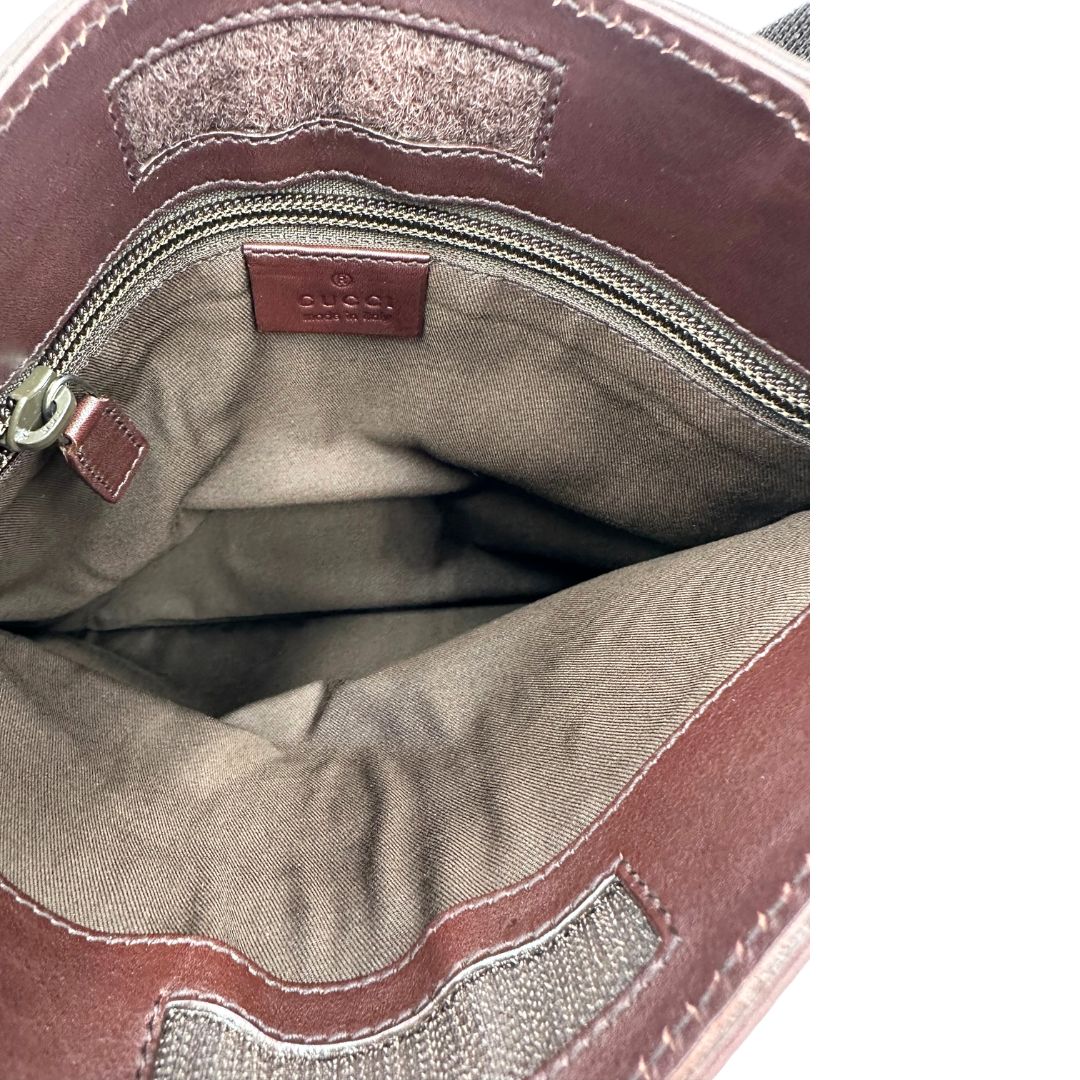 interno Borsa Gucci in pelle GG, munita di una tracolla in tessuto regolabile, di lusso, originale, ottime condizioni, usata.